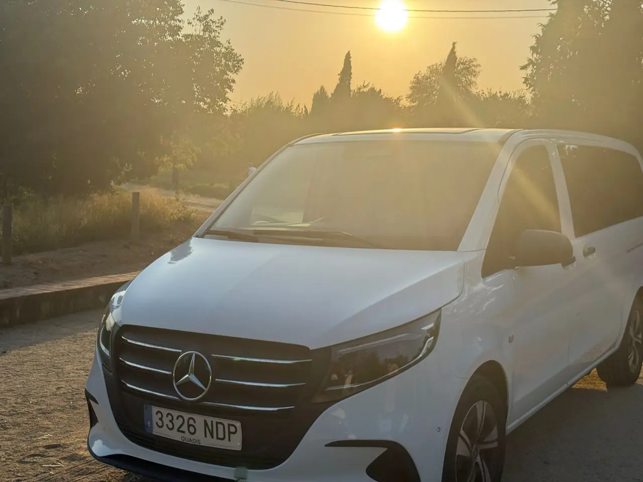 Mercedes Vito blanca de Taxi Adrian Berga al atardecer