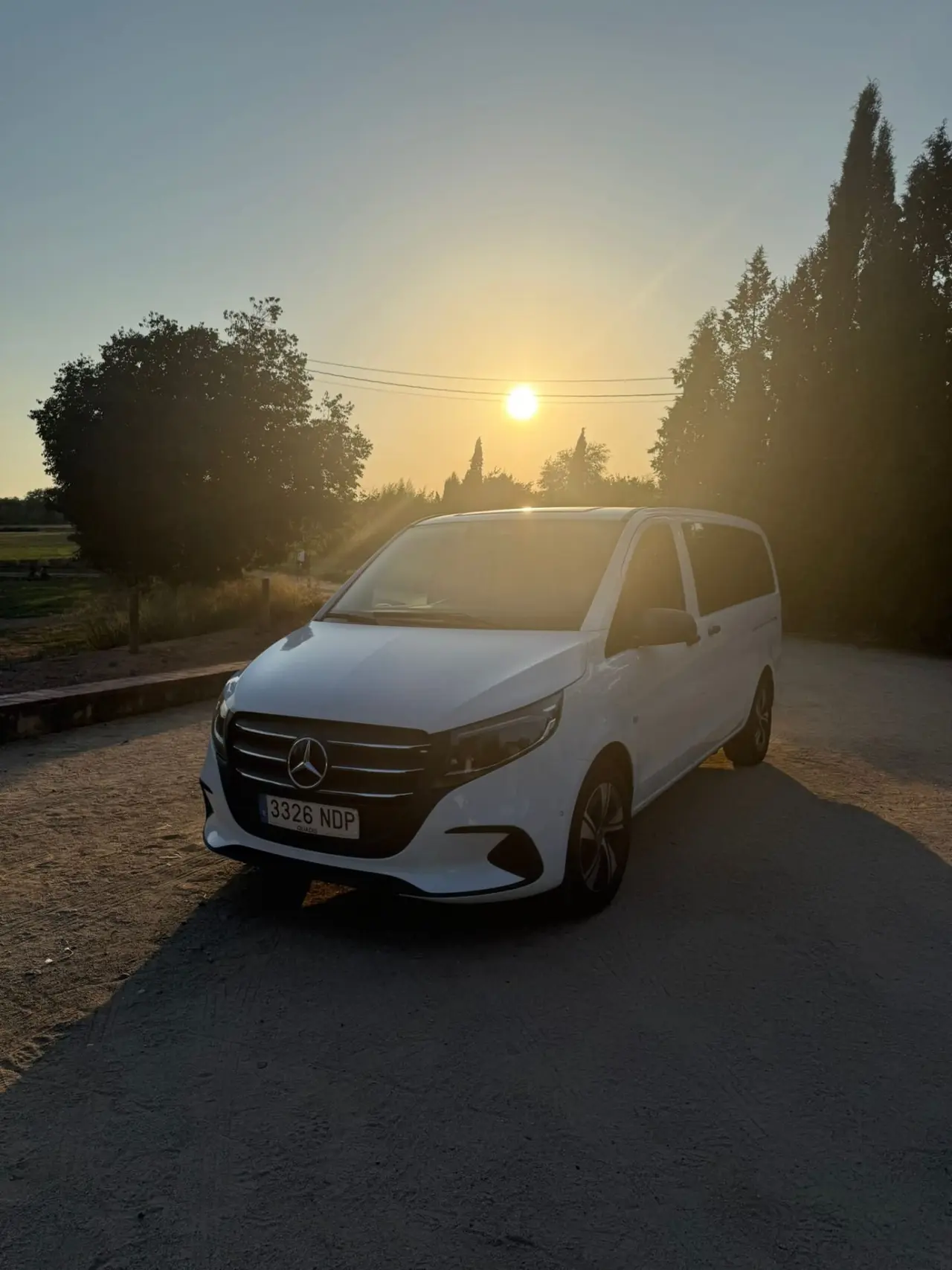 Mercedes Vito blanca al atardecer en el Berguedà