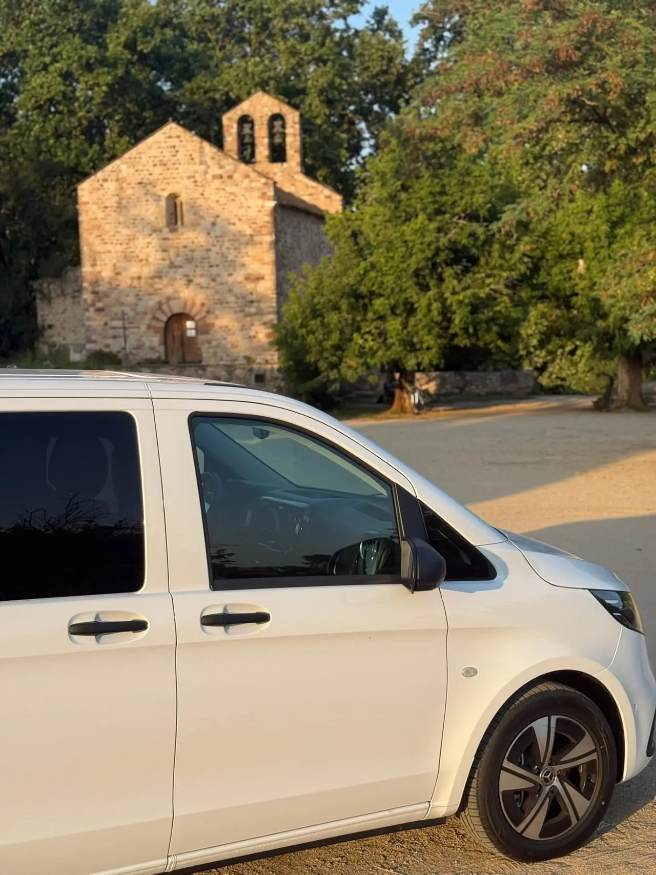Mercedes Vito blanca junto a una iglesia rural catalana